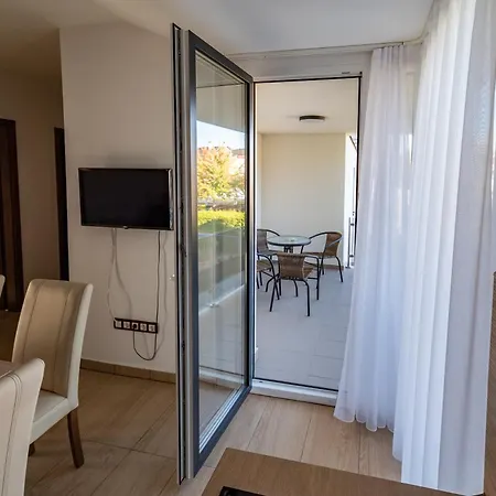 Golden Beach Apartment *